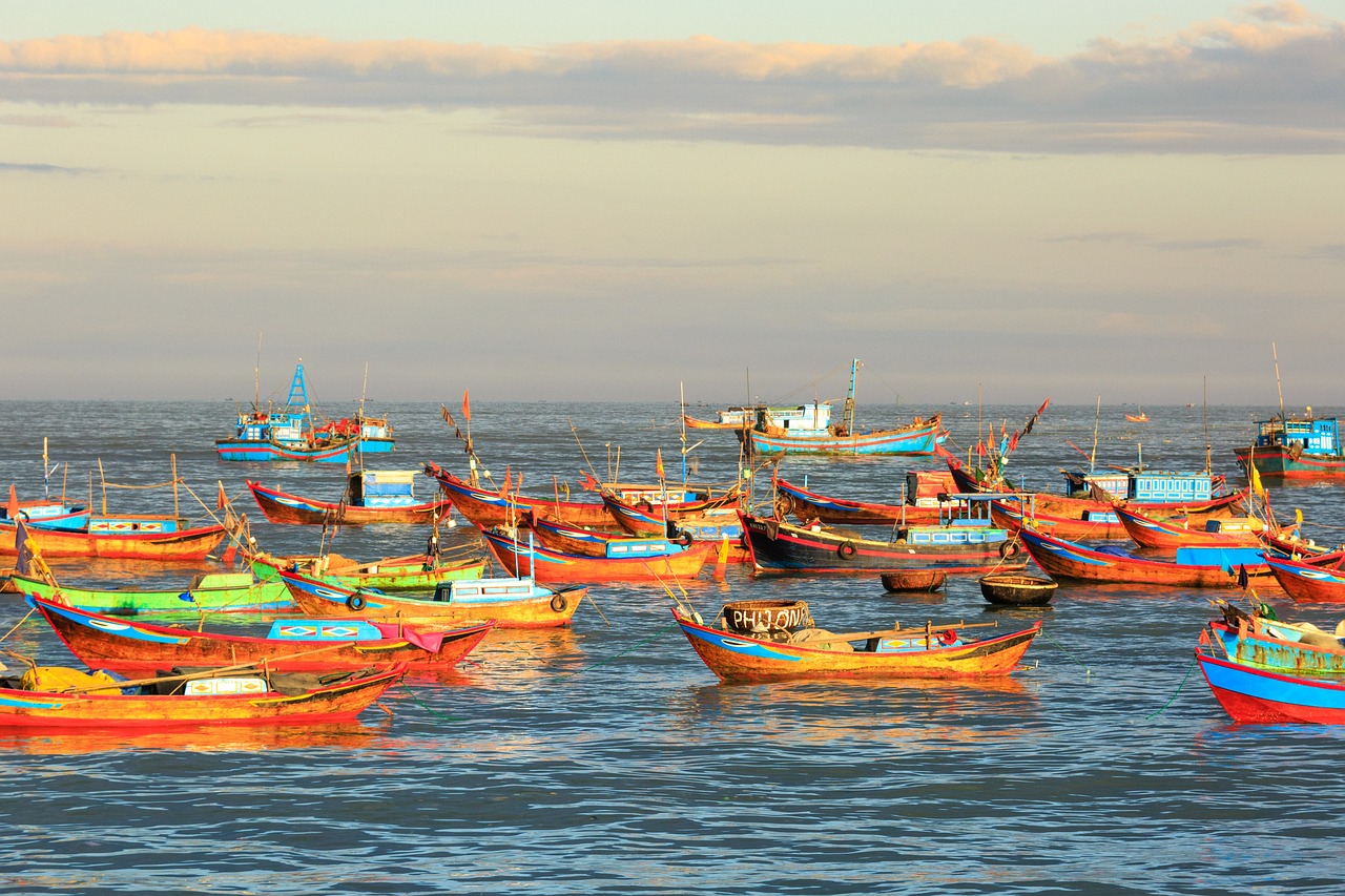 壯麗景象展現(xiàn)，船過(guò)宏偉大橋的藝術(shù)畫(huà)卷