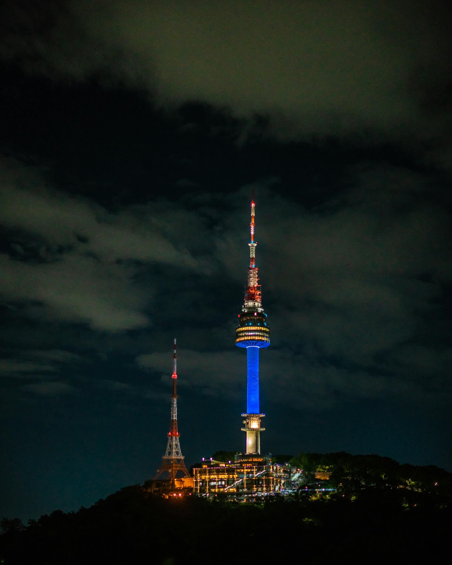 南山貫穿尾燈，城市之光與自然交融的璀璨之夜